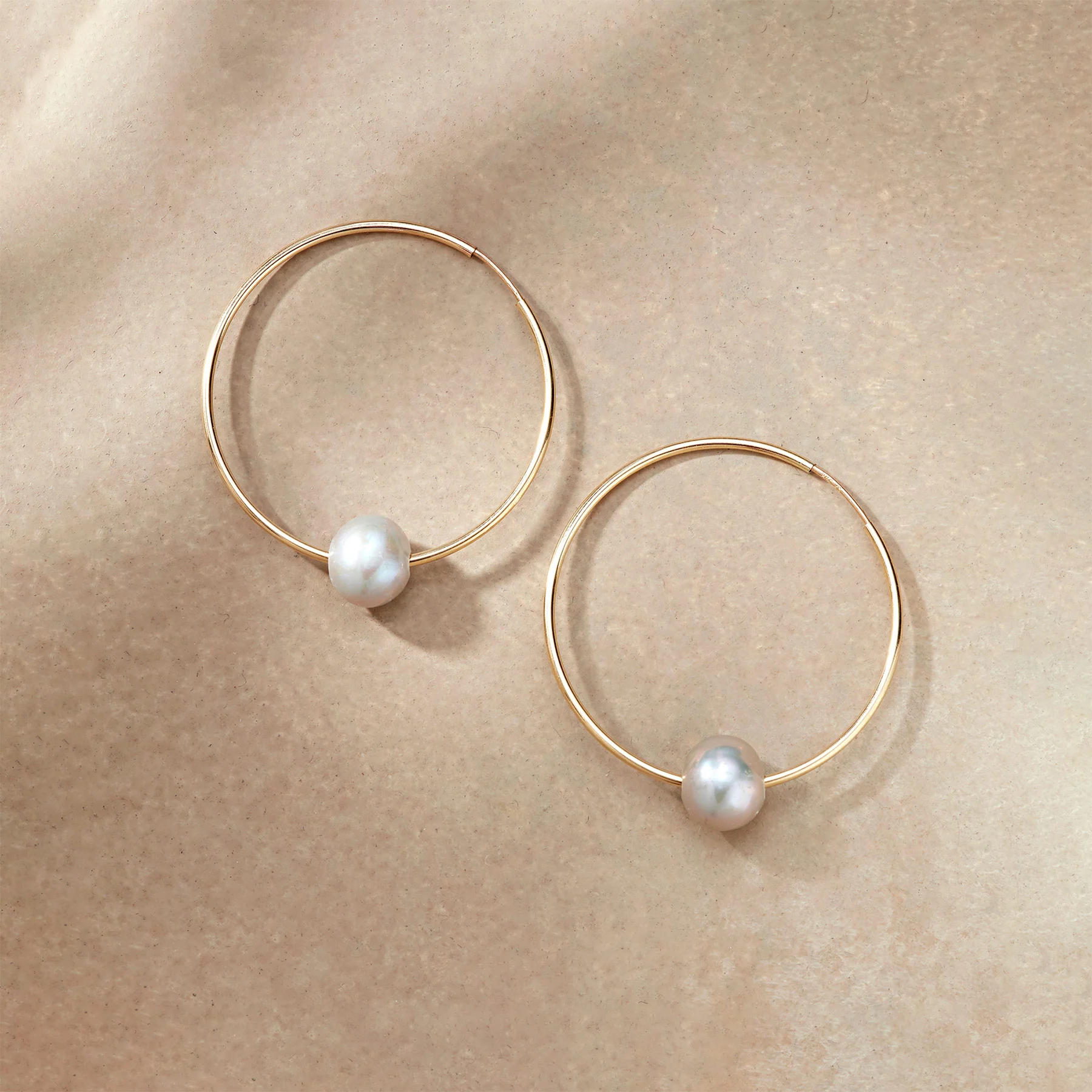 Solo Gray Pearl Hoops